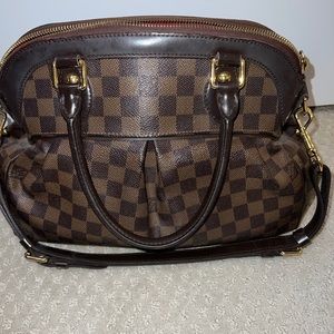 LOUIS VUITTON DAMIER EBENE TREVI PM BAG.